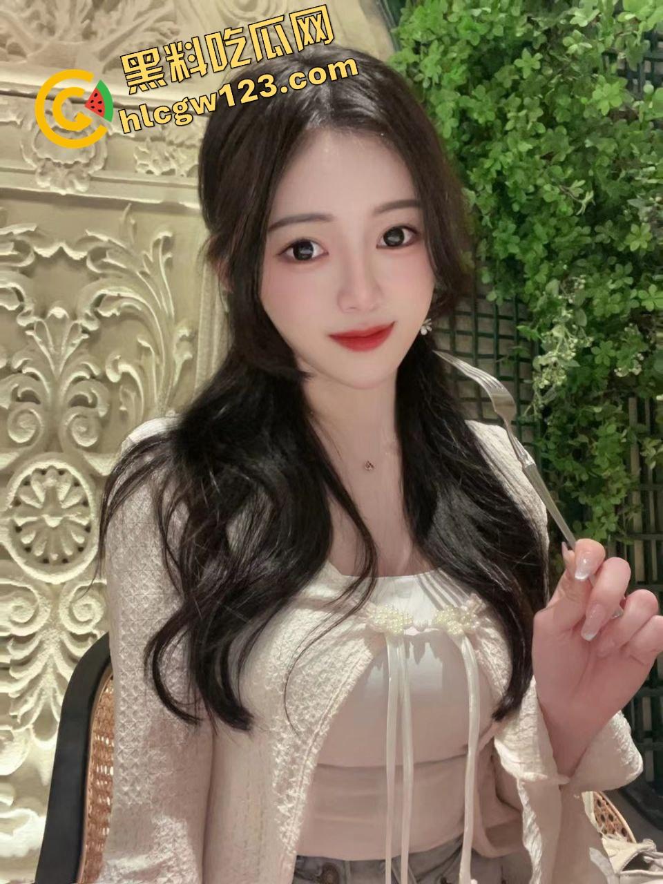 公交车上骚逼暴露狂掀衣亮美乳，奶子挺翘晃眼半露，淫水滴地板，路人馋得想冲上去猛捏一把爽爆裤裆！-1