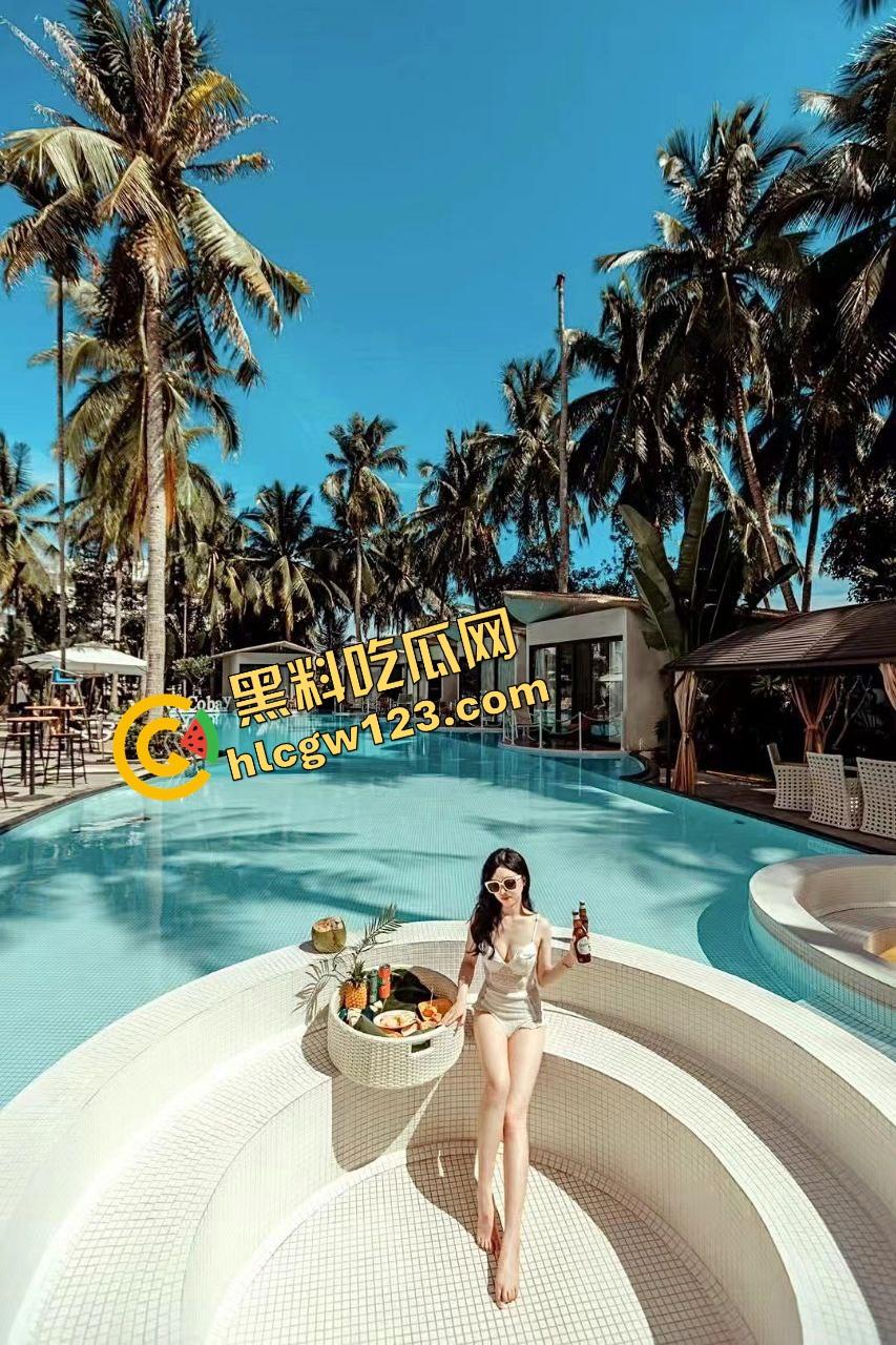 公交车上骚逼暴露狂掀衣亮美乳，奶子挺翘晃眼半露，淫水滴地板，路人馋得想冲上去猛捏一把爽爆裤裆！-2