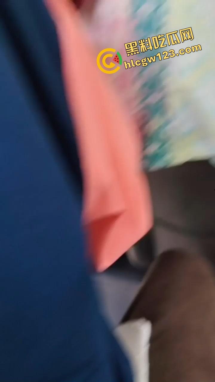 公交车上骚逼暴露狂掀衣亮美乳，奶子挺翘晃眼半露，淫水滴地板，路人馋得想冲上去猛捏一把爽爆裤裆！-5