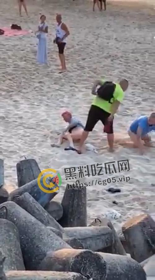 波兰情侣在海滩嗑药磕嗨了当众做爱 被围观指骂还不停 最后被人打到停止-3