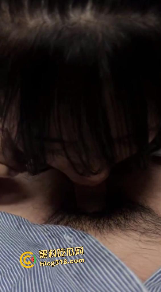 眼镜妹【刘涵韩】被男友PUA，第一次开房就喜欢上口交还不愿露脸，再怎么挡也挡不住骚性啊！-5