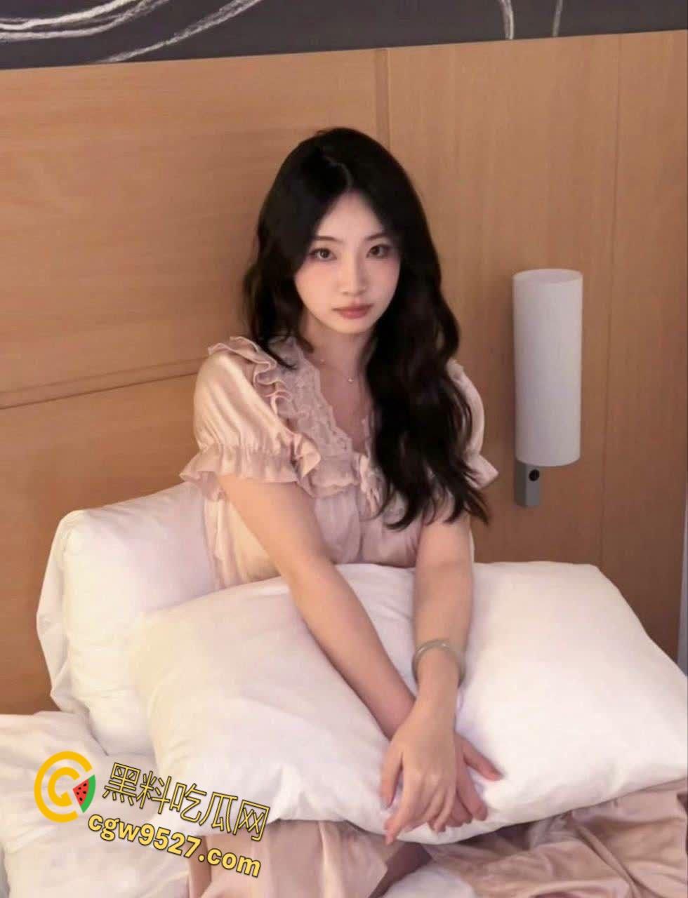 浙江艺术职业学院嫩妹【曹颖】,异地恋骚穴难耐,出轨偷情宝马富哥,高跟鞋站立后入,绝美翘臀完美炮架!-5