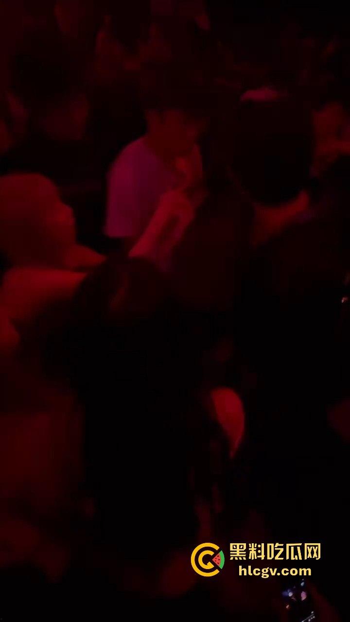 酒吧妹子撩得三舔狗争风吃醋!一人亲一口,舔狗们彻底上头,今夜谁能抱得美人归?-4