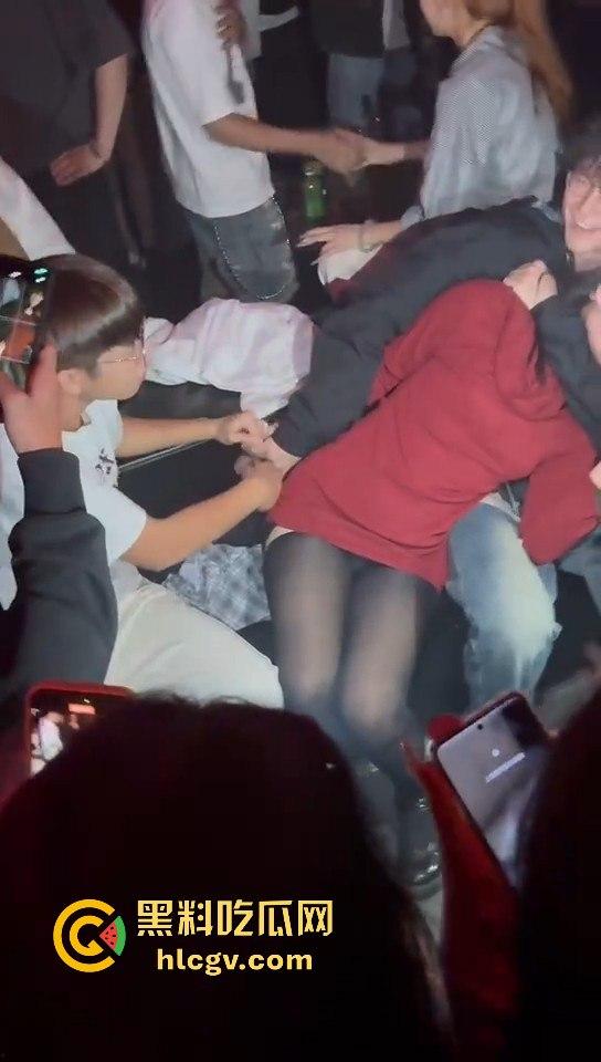 酒吧妹子撩得三舔狗争风吃醋!一人亲一口,舔狗们彻底上头,今夜谁能抱得美人归?-5