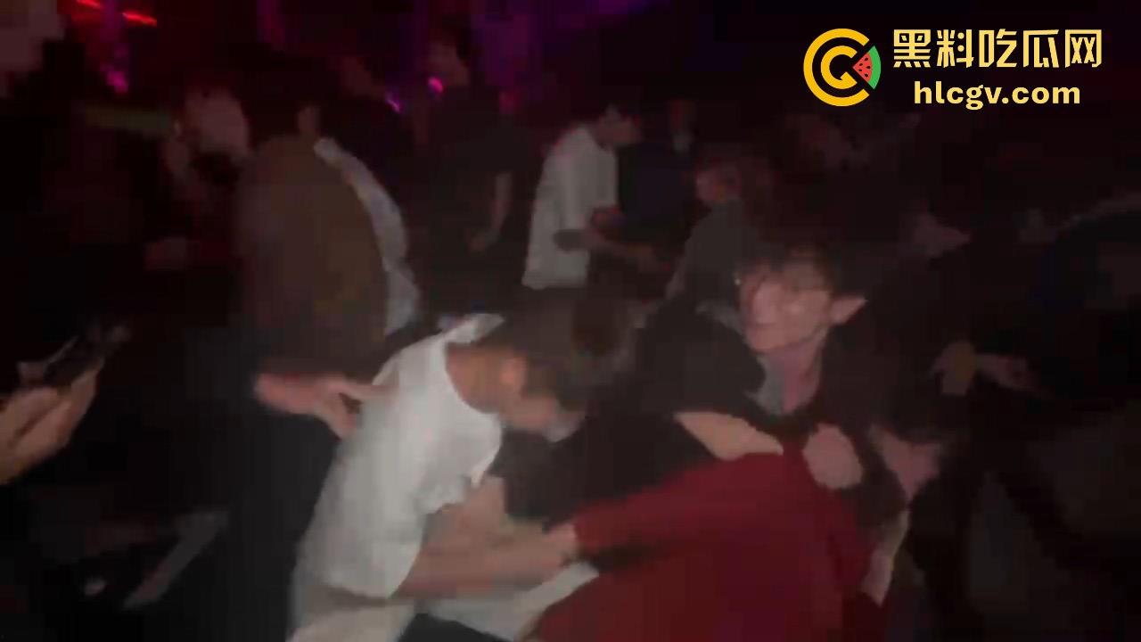 酒吧妹子撩得三舔狗争风吃醋!一人亲一口,舔狗们彻底上头,今夜谁能抱得美人归?-7