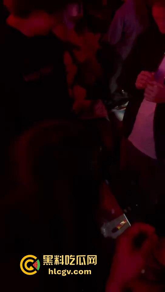 酒吧妹子撩得三舔狗争风吃醋!一人亲一口,舔狗们彻底上头,今夜谁能抱得美人归?-8