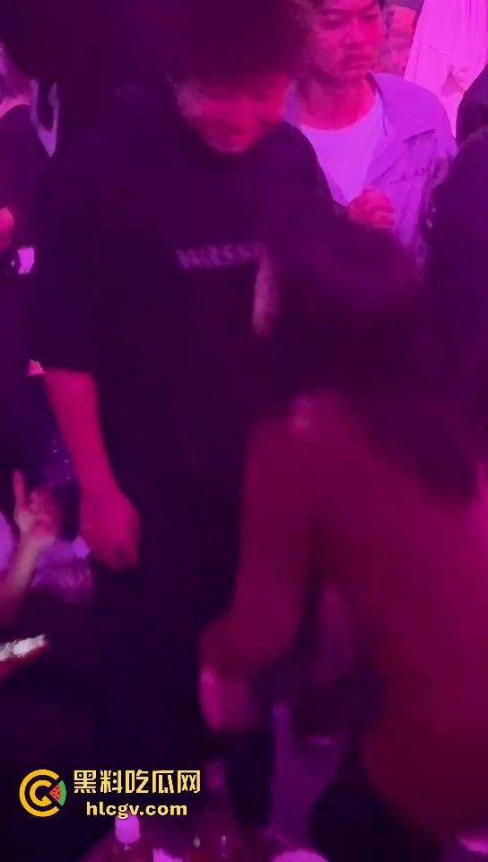 酒吧妹子撩得三舔狗争风吃醋!一人亲一口,舔狗们彻底上头,今夜谁能抱得美人归?-9