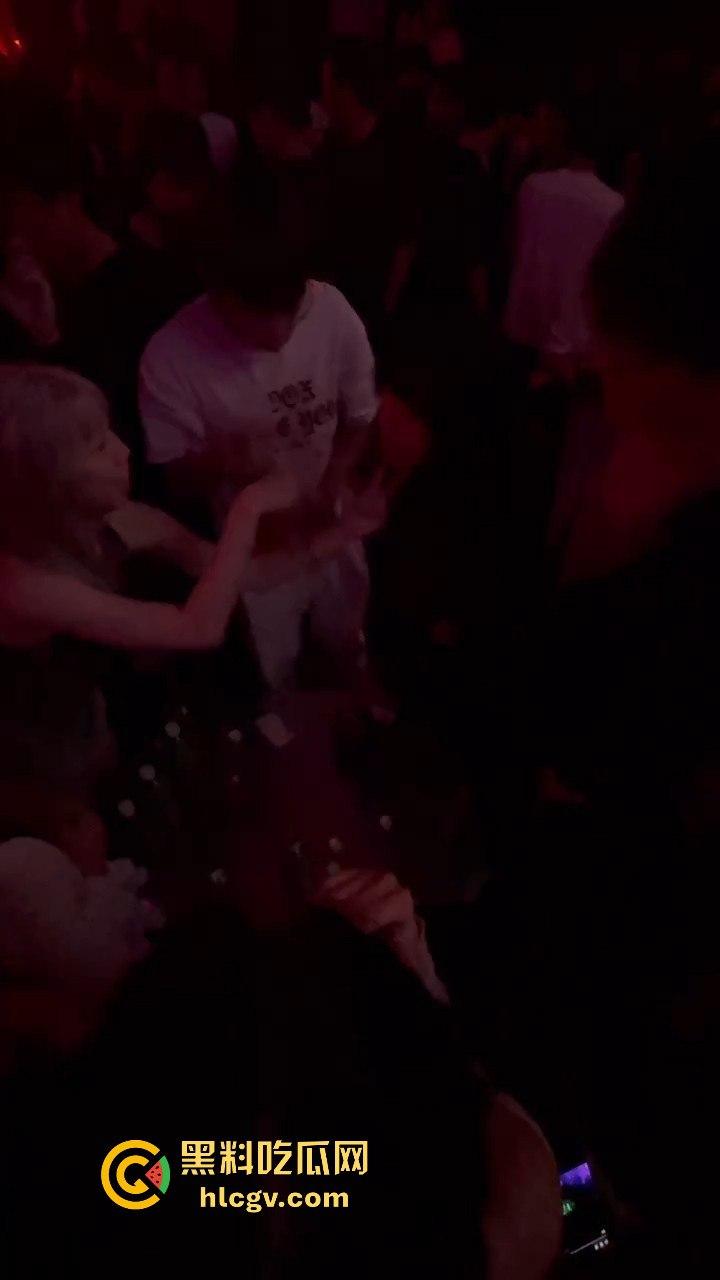 酒吧妹子撩得三舔狗争风吃醋!一人亲一口,舔狗们彻底上头,今夜谁能抱得美人归?-10