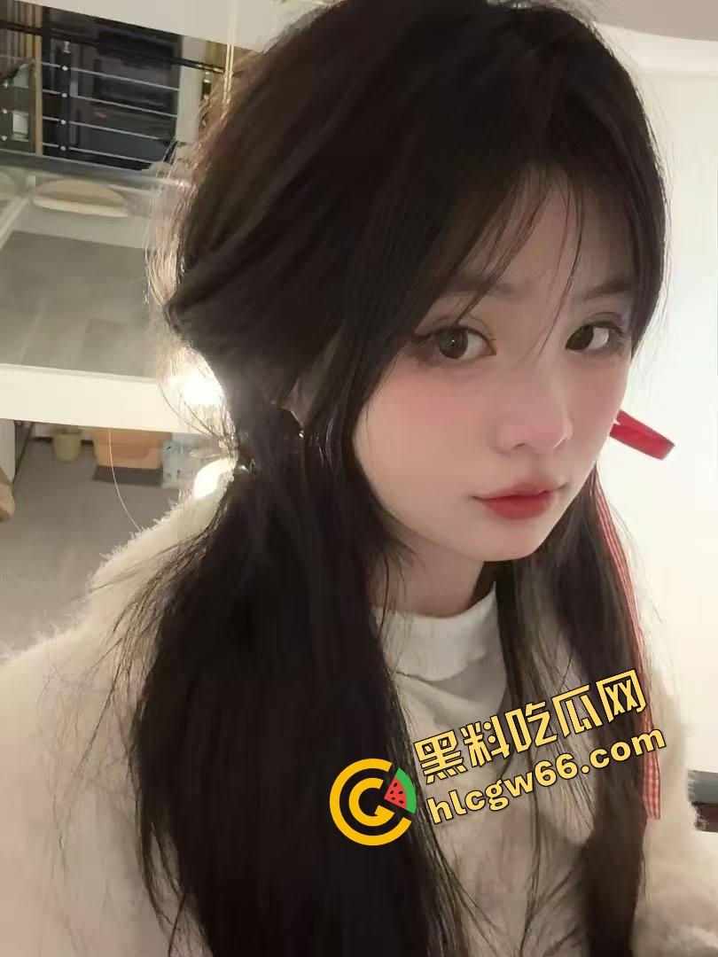 火车卧铺偷拍红内裤嫩妹，裤衩勒紧嫩缝露馅，掀裙偷看白腿夹得人心痒痒，这骚货睡梦中都欠干得要命！-3