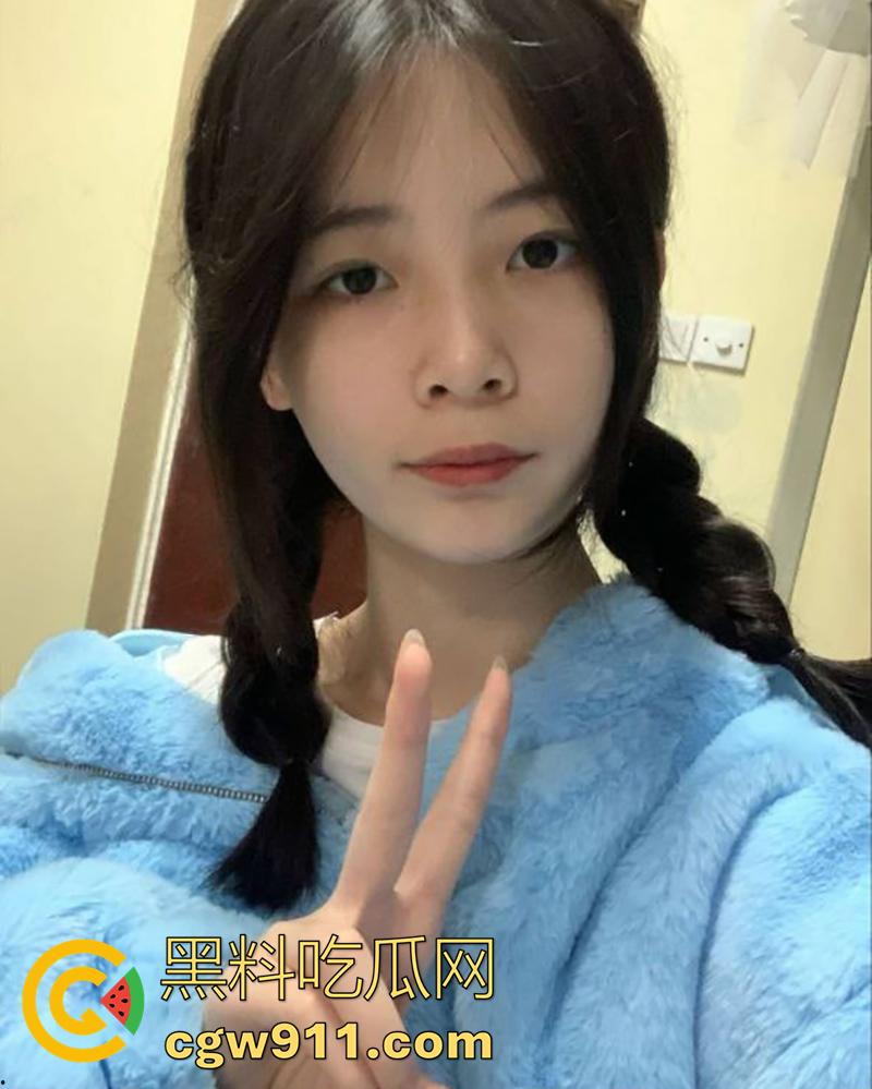 云南贵州娇小身材长腿美女【苏慧淼】，超爱吃屌的火辣嫩妹，肌肤白嫩美腿超长，被怒射一脸超刺激！-4