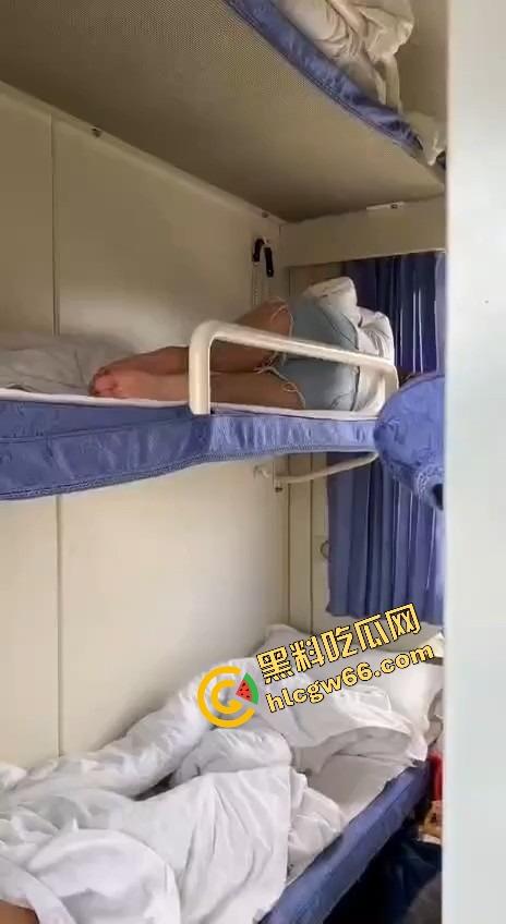 火车卧铺偷拍红内裤嫩妹，裤衩勒紧嫩缝露馅，掀裙偷看白腿夹得人心痒痒，这骚货睡梦中都欠干得要命！-11