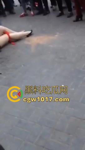 原配当街手撕小三，当众人围观当场脱下其红色小内裤，在场围观的男性纷纷的从各角度转到正面，为其看清楚真容！-7