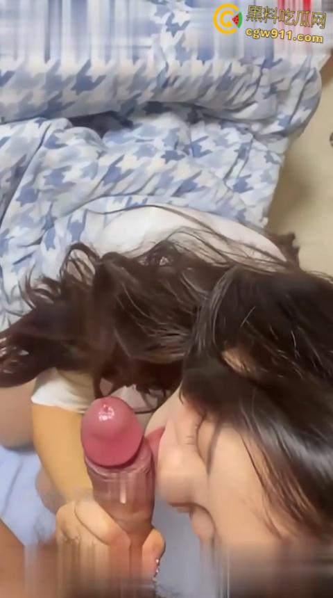 河南高颜值女友【刘敏佳】，遭前男友恶意曝光，出租屋跪舔侍奉，樱桃小嘴裹满龟头，口技精湛堪比专业站街女！-4