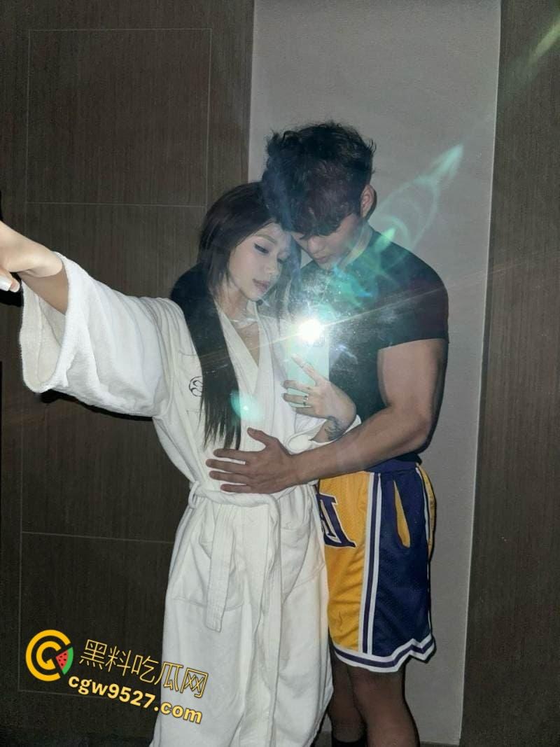 抖音网红【鸡腿弟弟】,肌肉体育生约炮百里送逼的女粉,镜前后入主动录像记录,娇小身材被后入爆操!-4