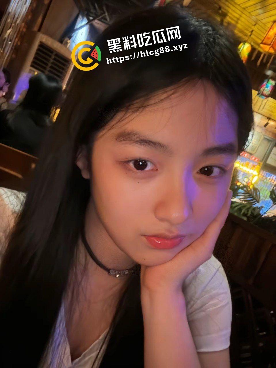 绿帽奴肾虚秒男没性能力秒射，喊上非洲黑人小伙SM爆操淫妻，自己则在一旁观赏加油助威！-1