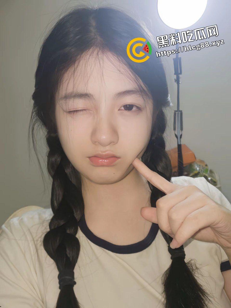 绿帽奴肾虚秒男没性能力秒射，喊上非洲黑人小伙SM爆操淫妻，自己则在一旁观赏加油助威！-2