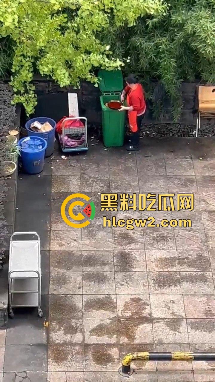 成都猪脚饭店爆雷!潲水桶的油循环再用,健康又美味,老板娘废物利用一绝!-5