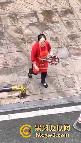 成都猪脚饭店爆雷!潲水桶的油循环再用,健康又美味,老板娘废物利用一绝!-7