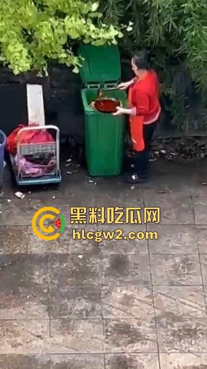 成都猪脚饭店爆雷!潲水桶的油循环再用,健康又美味,老板娘废物利用一绝!-8