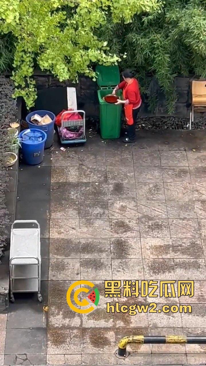 成都猪脚饭店爆雷!潲水桶的油循环再用,健康又美味,老板娘废物利用一绝!-9