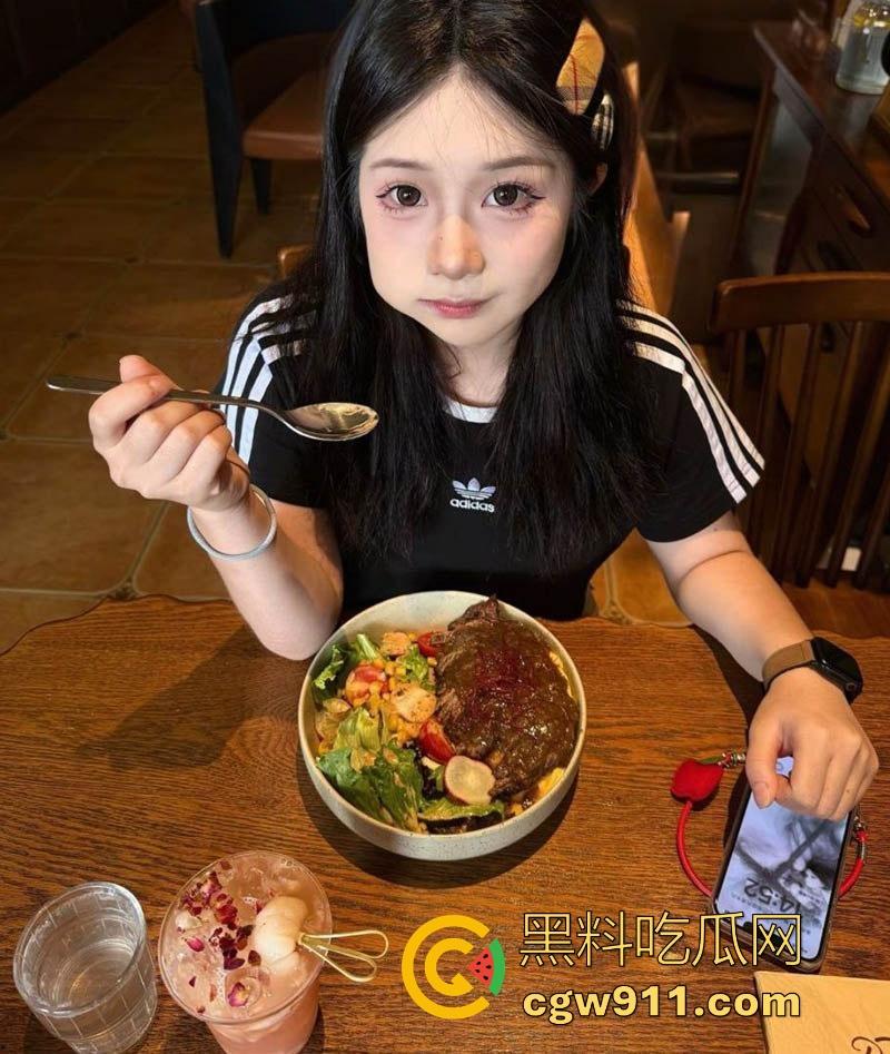 湖南反差婊【姚婷婷】重口调教视频泄露，尿尿掰逼揉奶，深入蜜穴自慰，狂揉粉嫩奶子，画面淫靡诱惑爆棚！-1