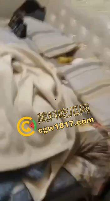 蛇毒心肠啊！高挑美女上门寻仇群殴，上来就是一脚，直接围在角落打，身材这么好的小美，想不到是这样的人啊！-7