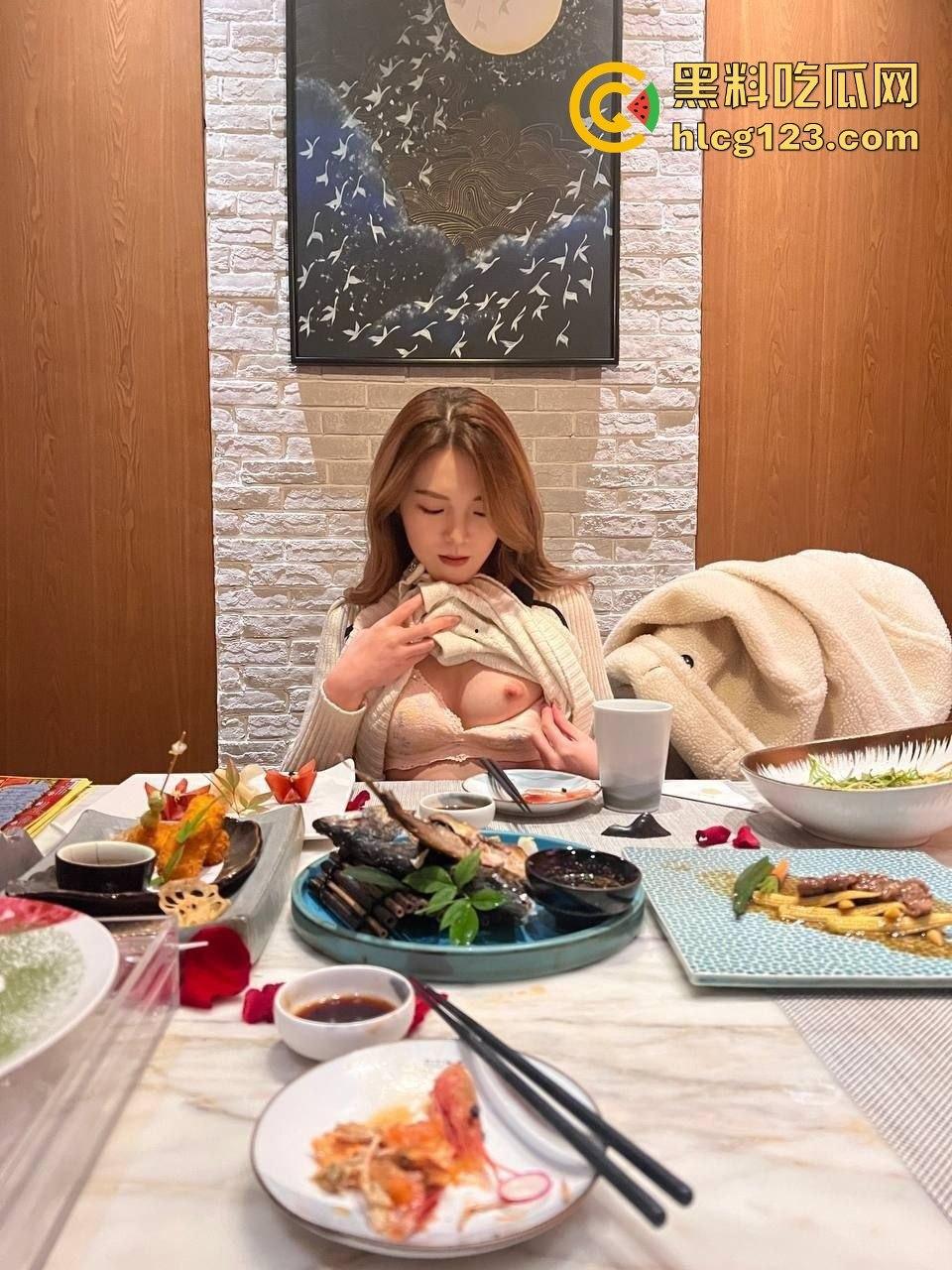 黑丝高颜值御姐日料餐厅玩全套!包厢内口交吃精后入开干,果然有钱人的玩具就是不一般!-10