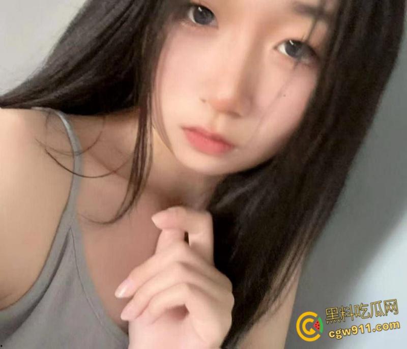 辽宁大连高三嫩妹【张祥琳】，饥渴难耐裸聊自慰 ，粉嫩蜜穴抠逼自慰淫水四溢 ，年纪轻轻就成小母狗了 !-1