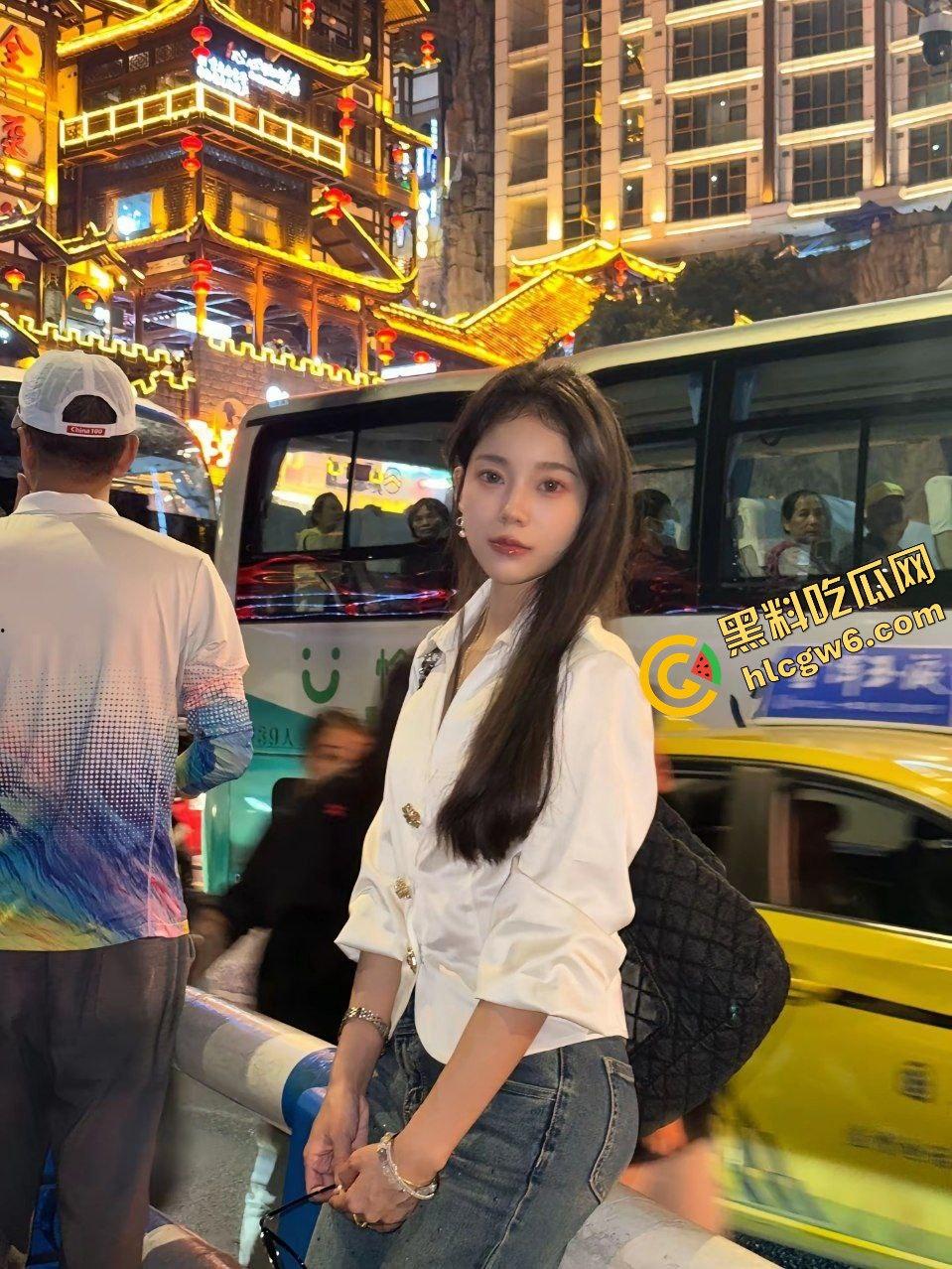 广西柳州南站00后反差婊骚鸡『张倩姿』勾引纹身单男 小巷穿黑丝干炮后怼射地！原创独家流出！-1