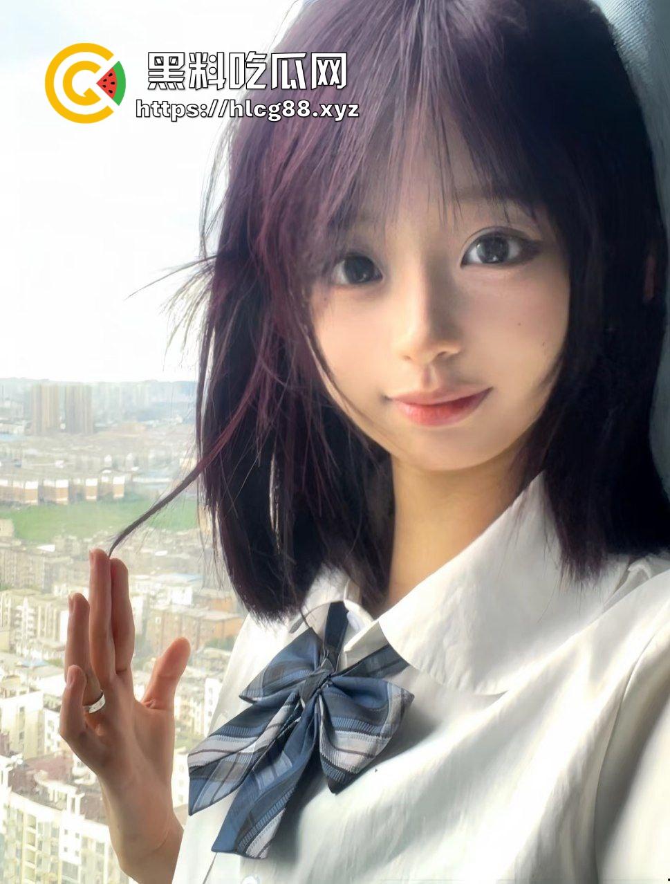 职高清纯小太妹大展鲍鱼，金逼高价约炮大哥，不敢操太快，慢慢抽插品尝粉嫩白虎小鲍鱼！-3