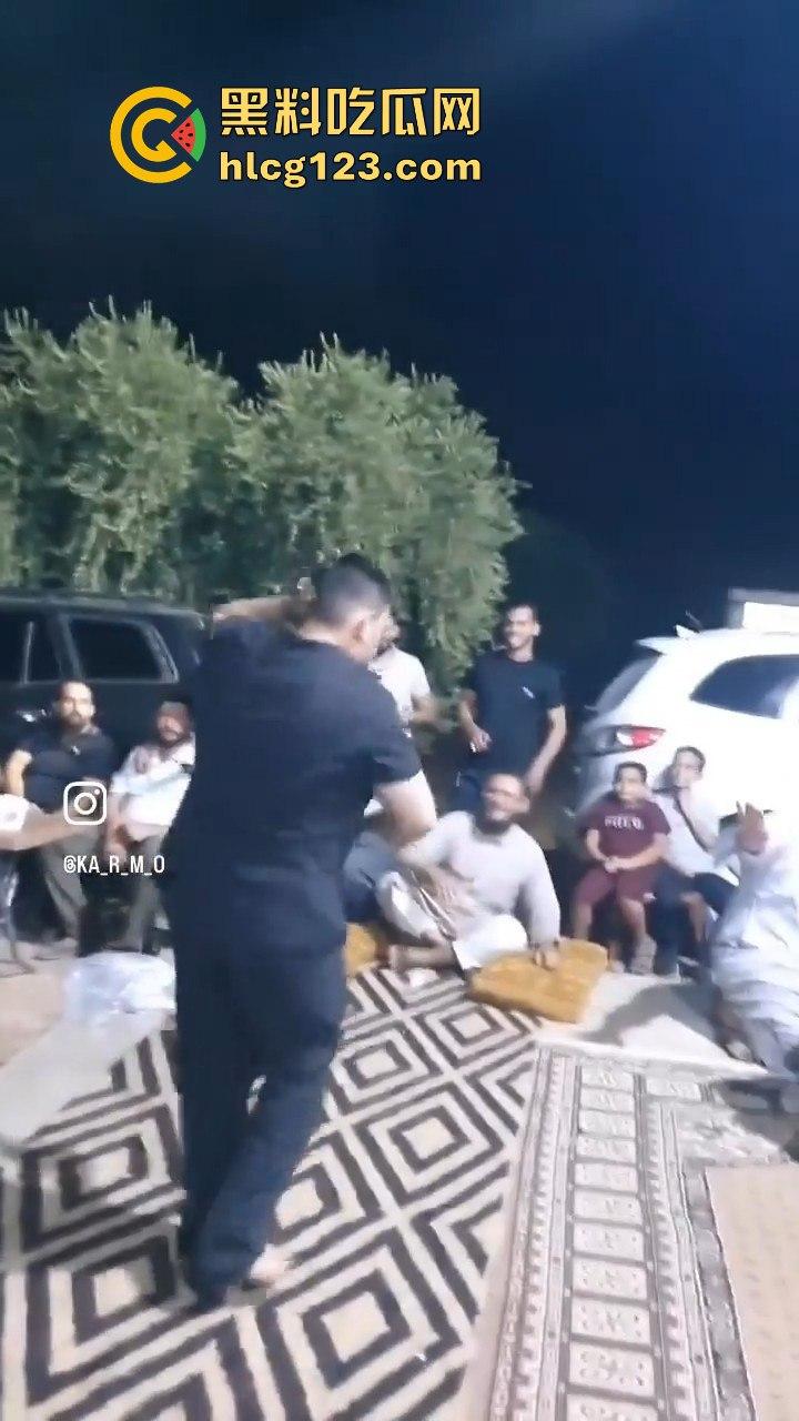 印度阿三庆祝跳舞开枪两不误！咖喱哥沙漠之鹰上手，仿佛漫游枪手开大招，老外看傻眼！-2