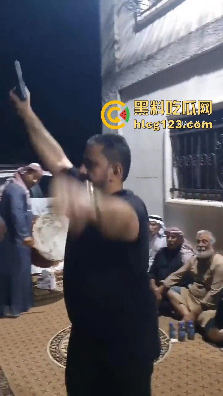 印度阿三庆祝跳舞开枪两不误！咖喱哥沙漠之鹰上手，仿佛漫游枪手开大招，老外看傻眼！-3