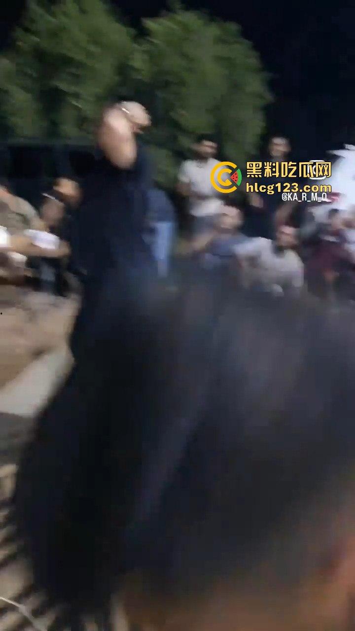 印度阿三庆祝跳舞开枪两不误！咖喱哥沙漠之鹰上手，仿佛漫游枪手开大招，老外看傻眼！-7