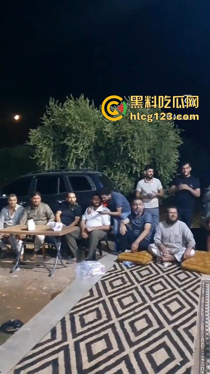印度阿三庆祝跳舞开枪两不误！咖喱哥沙漠之鹰上手，仿佛漫游枪手开大招，老外看傻眼！-9