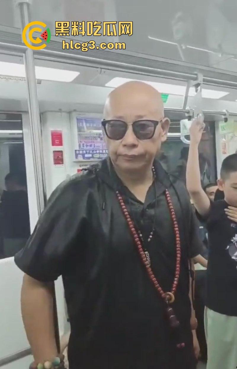 小伙脸伸过来我打一巴掌给你2万！江苏南京一位光头老汉地铁上强行让小伙子让座！-1