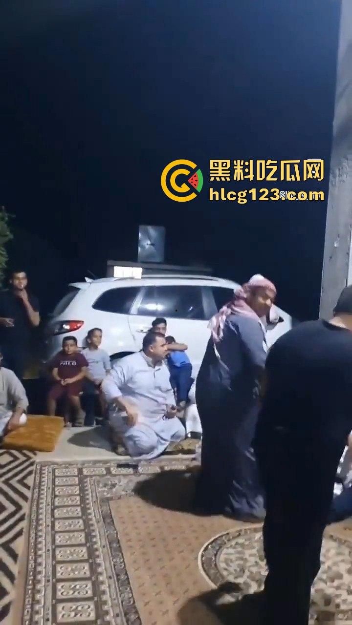 印度阿三庆祝跳舞开枪两不误！咖喱哥沙漠之鹰上手，仿佛漫游枪手开大招，老外看傻眼！-11