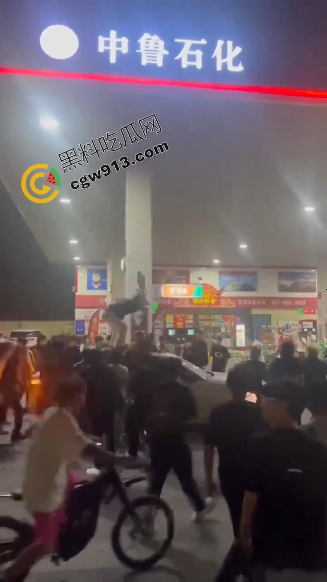 山东加油站恶性斗殴事件：精神小伙疯狂打砸，场面震撼堪比电影情节-1