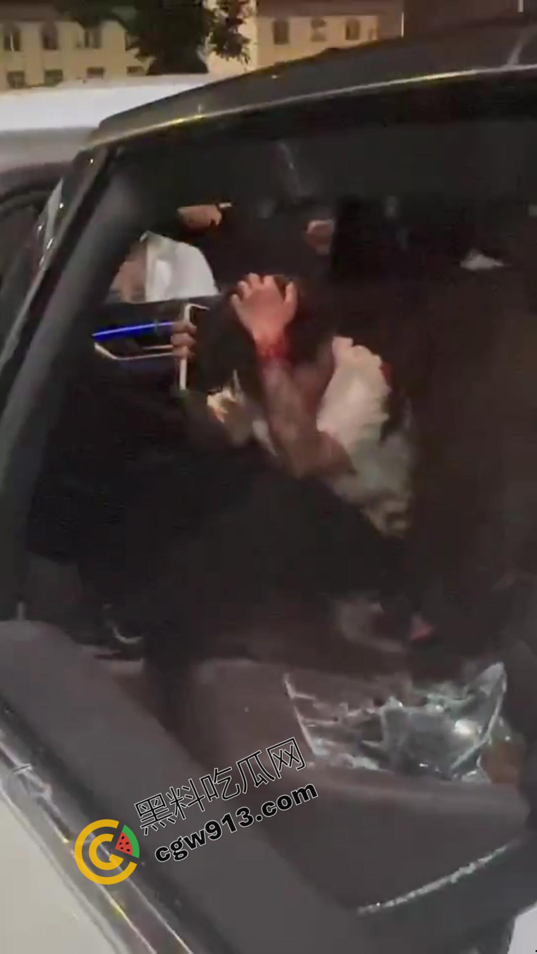 山东加油站恶性斗殴事件：精神小伙疯狂打砸，场面震撼堪比电影情节-5