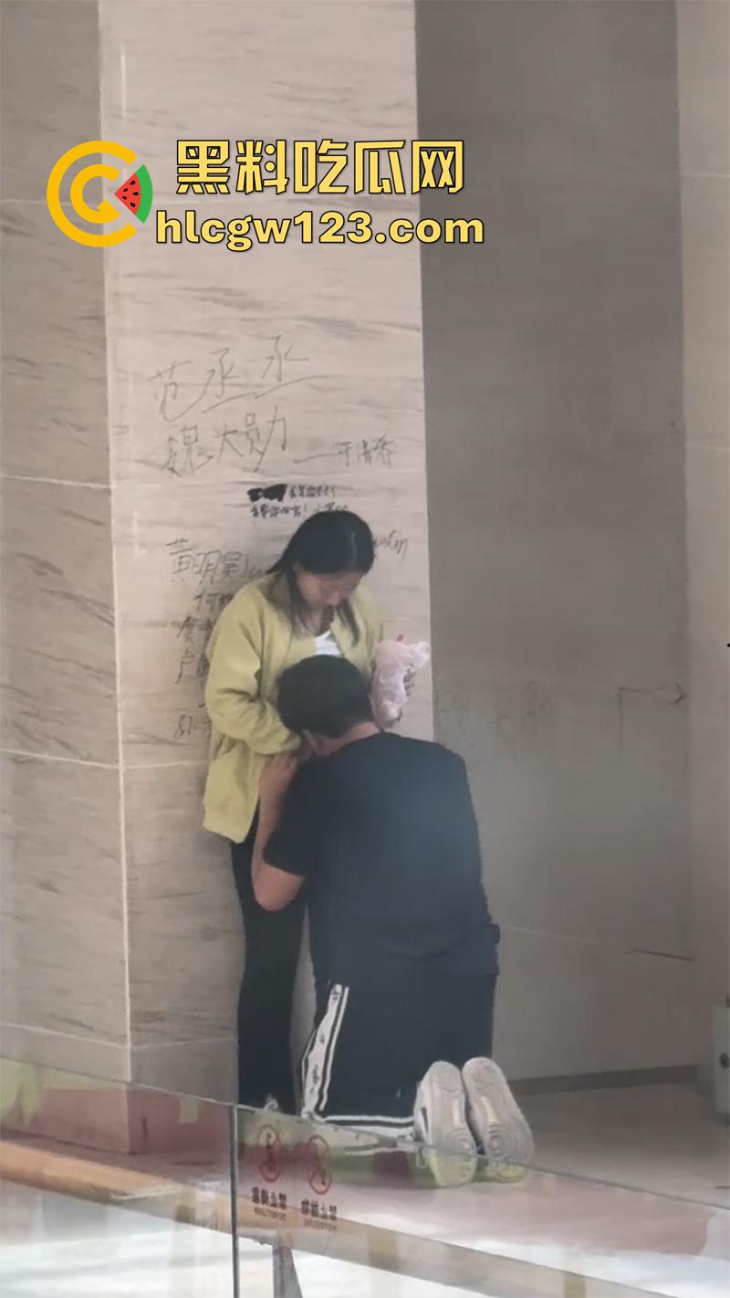 偷拍商场学生吃奶，俩人来自隔壁自习室，休息期间饿了想吃奶，直接扒开女友衣服跪地吸奶！-6