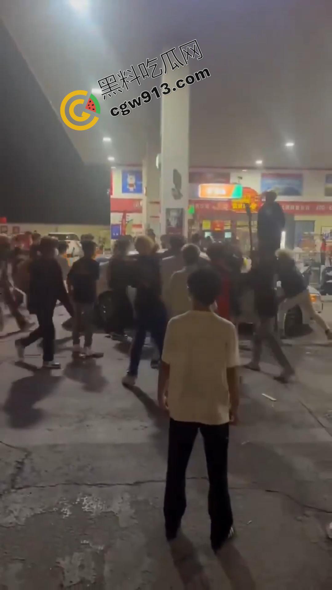 山东加油站恶性斗殴事件：精神小伙疯狂打砸，场面震撼堪比电影情节-9