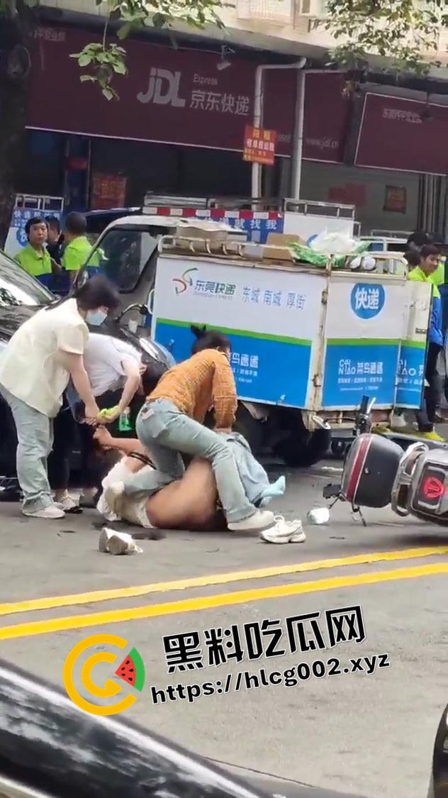 东莞中通快递1V3  被围殴到衣服全被脱光 躺在路中间装死 这不白白便宜路过的人了吗 现场视频流出-2