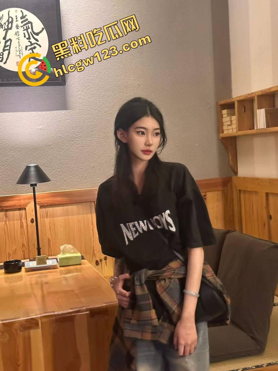 上海外围媛媛反向骑坐爆操位，骑着骑着自己先高潮了，手指插进逼里喷得床单全湿，反客为主玩疯了！-1