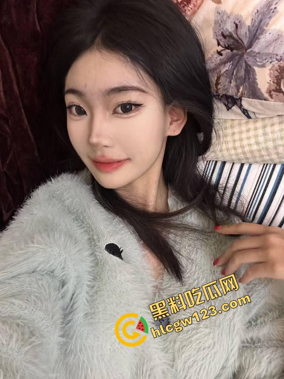 上海外围媛媛反向骑坐爆操位，骑着骑着自己先高潮了，手指插进逼里喷得床单全湿，反客为主玩疯了！-3