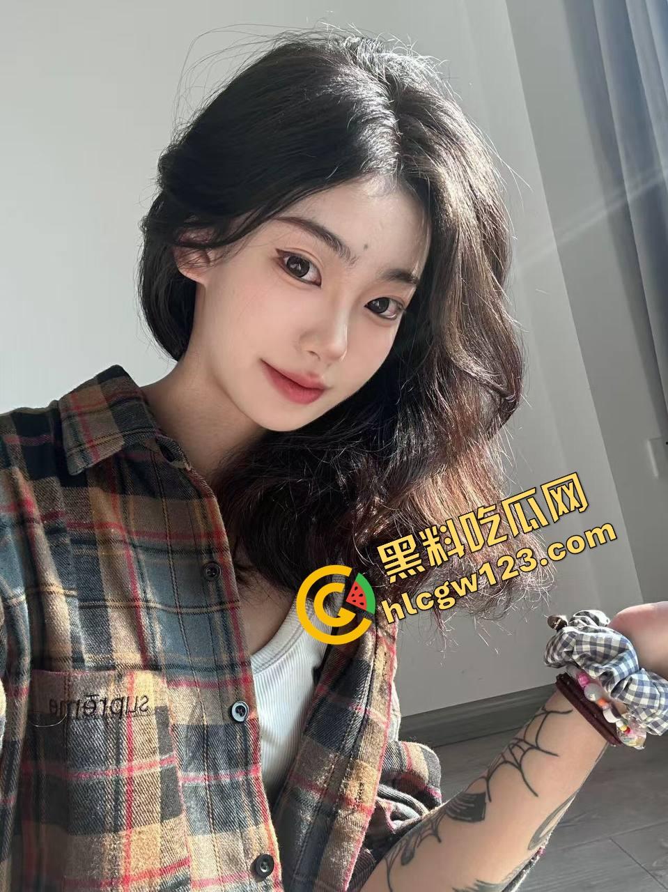 上海外围媛媛反向骑坐爆操位，骑着骑着自己先高潮了，手指插进逼里喷得床单全湿，反客为主玩疯了！-4