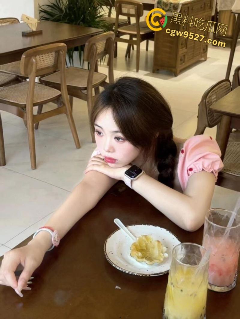 湖北大学渣女【程芷炜】，考上编制后踹了男友，惨遭男友曝光，害羞挡脸但身体很诚实，白虎嫩穴被各种玩弄 ！-3