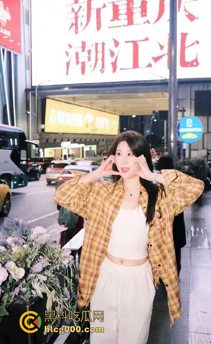 浙江大学00后学生妹【李依依】外表清纯可爱，实则性瘾缠身，夺魄翘臀被男友猛操，私密视频被渣男曝光！-1