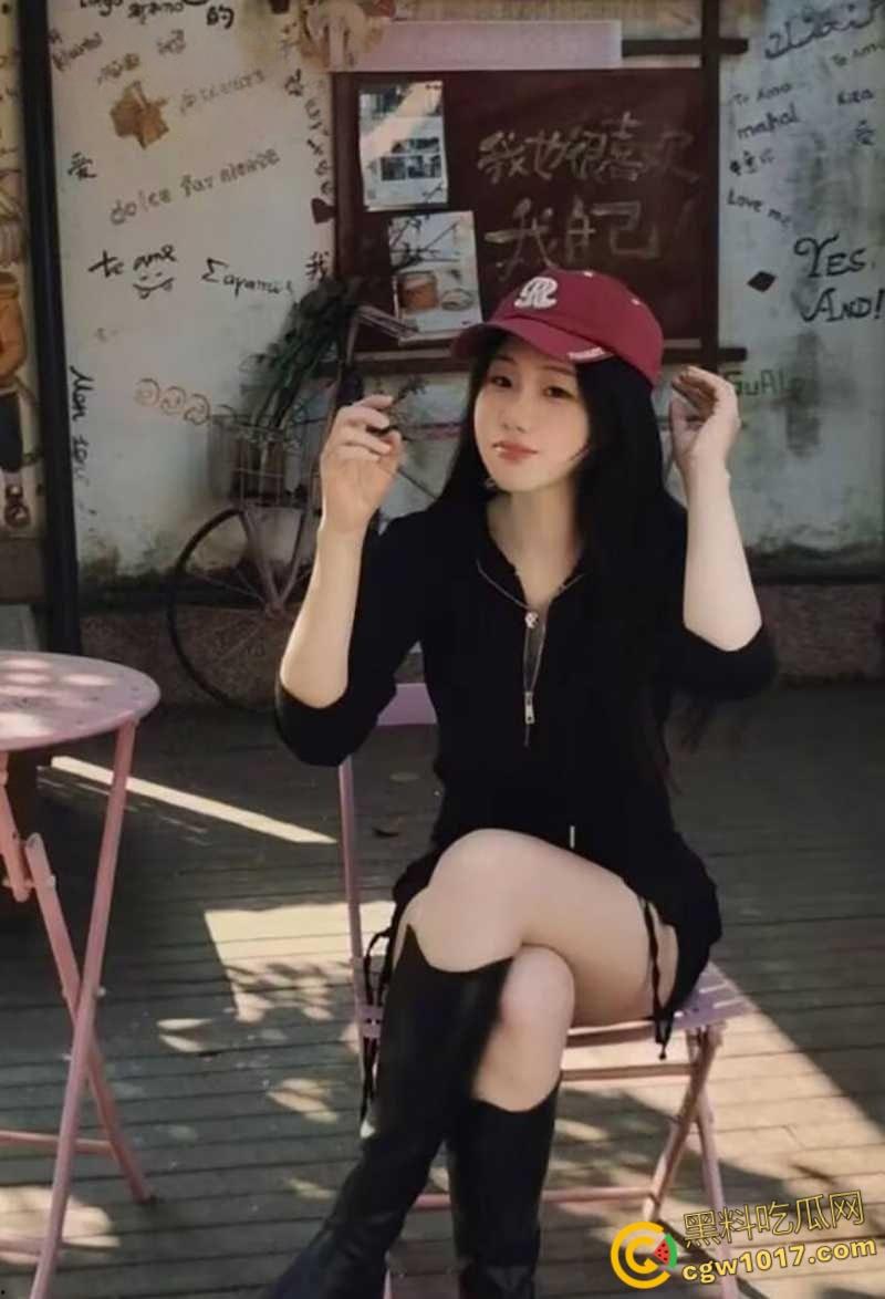 上海大奶甜妹【马雪莹】清纯少女初尝禁果，拍露脸裸片撩拨求操，玩骑乘后入被指奸撩阴，挨操还会吸吮手指！-1