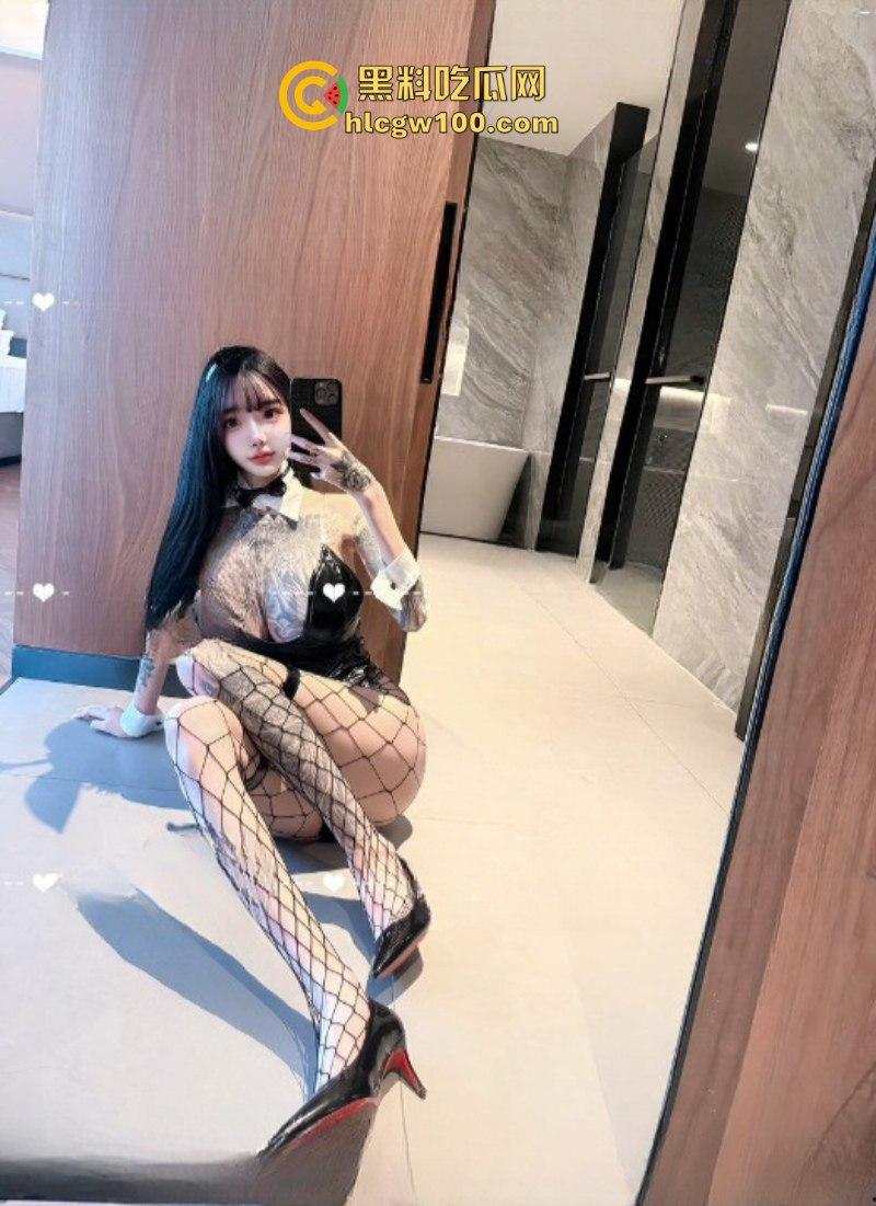 高颜值纹身网红【祎祎Vixen】福利合集曝光 符文女神360度展示人工巨乳 这全身的科技与狠活啊-16