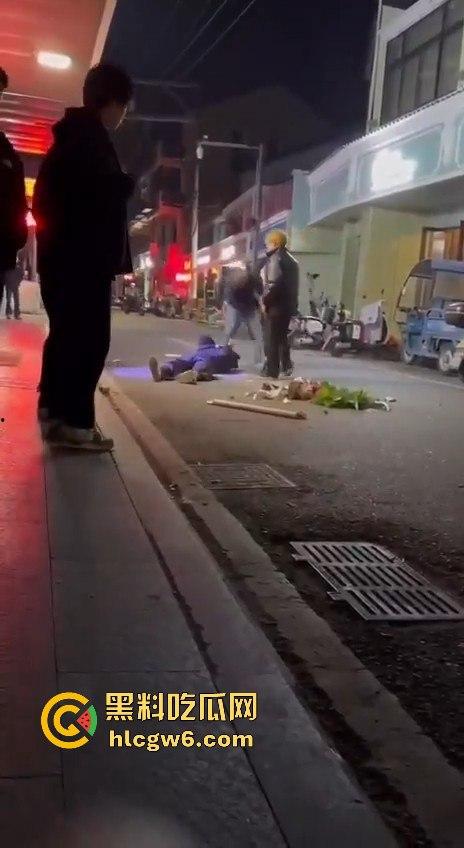 温州市文成县大学镇 多名初中高中学生发生持械群殴事件，双方多人手持大砍刀互砍-7