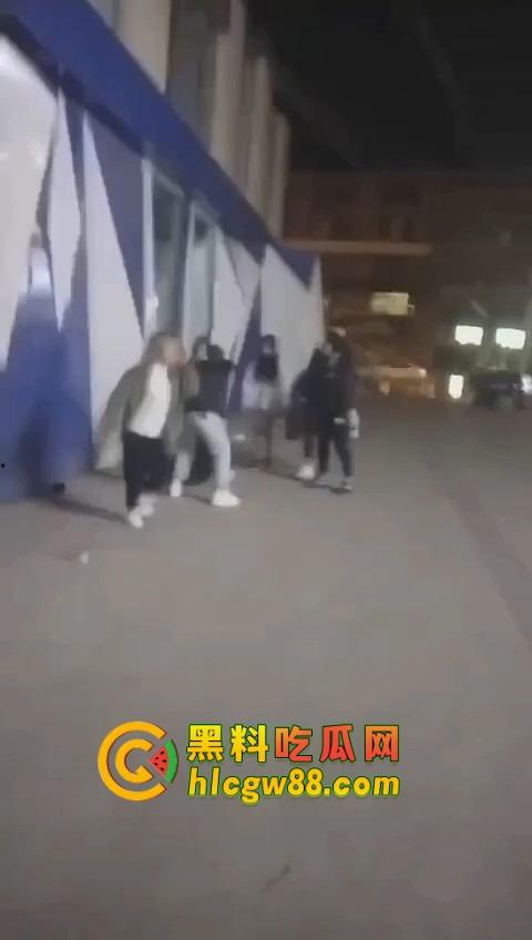 哈尔滨精神小伙大战精神小妹,化最丑的妆打最狠的架,地上全是血,社会摇直接进化成血战街头!-2